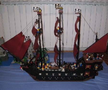 An unnamed LEGO pirate vessel built by mvelic