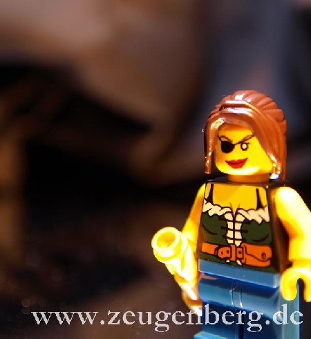 Pictures of minifigs from Pirates Advent Calendar on Jens Murer's blog