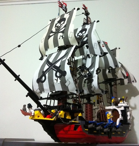 The Crimson Skull, a Pirate LEGO MOC by Yawgmoth