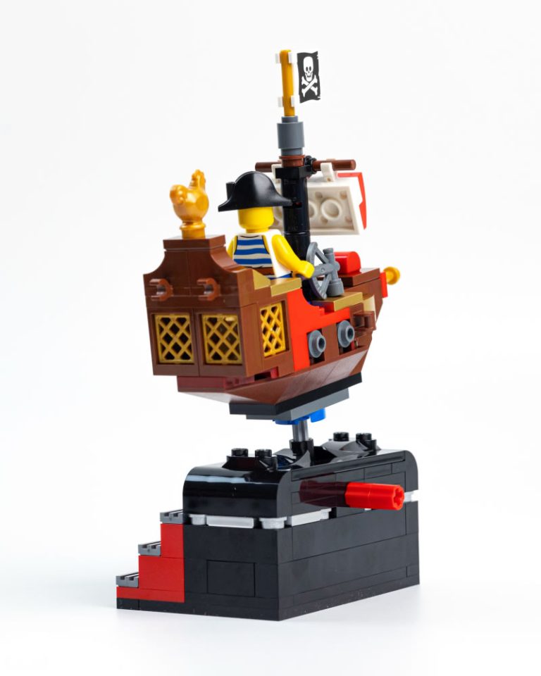 LEGO Bricktober 2022 Pirate Themed Set - Stern/Starboard