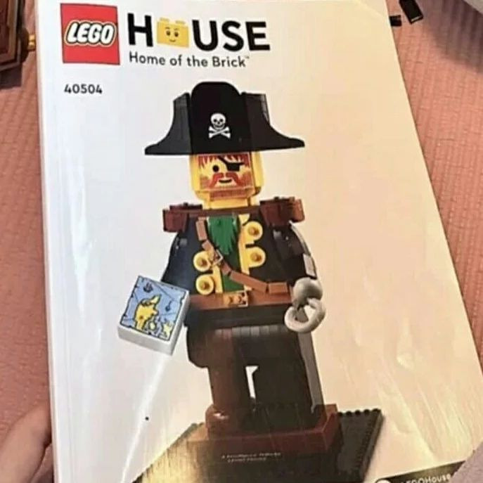 Magazine cover with LEGO House 40504 Classic Pirate Captain-Exclusive