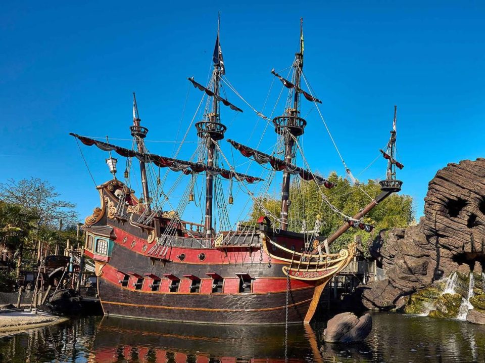 Click here to enlarge image Captain Hook's ship "Jolly Roger" at Disneyland Paris