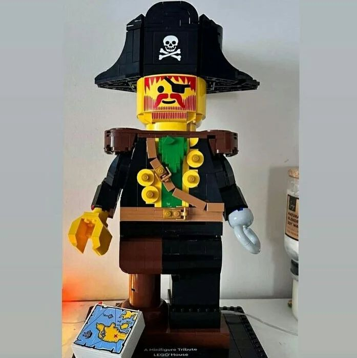 LEGO House Classic Pirate Captain Exclusive