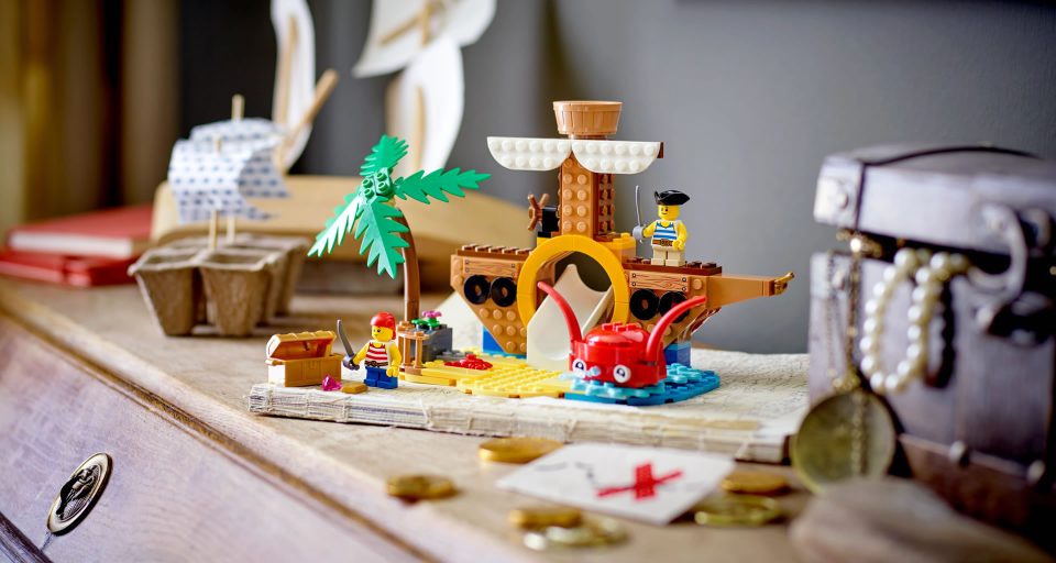 40589 Pirate Ship Playground Lifestyle Image