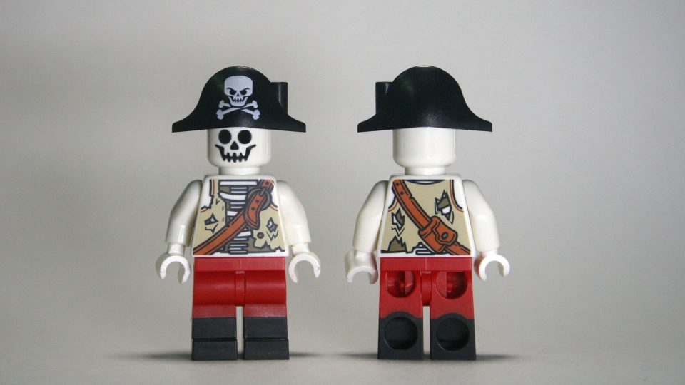 Skeleton Pirate minifigure - back and front