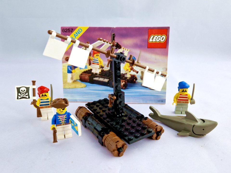 Classic LEGO Pirate set: 6257 Castaway's Raft