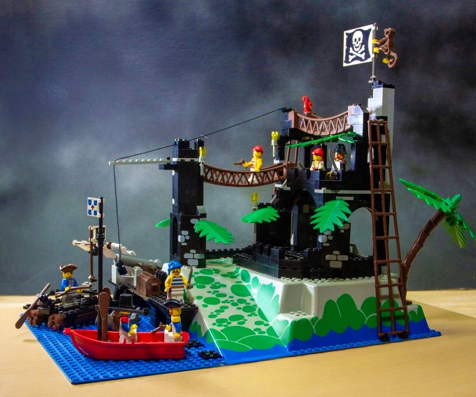 Click here to enlarge image 6273 Rock Island Refuge: a LEGO Pirate set