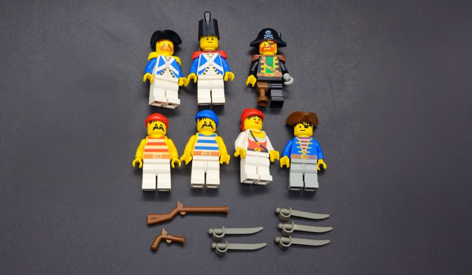 Click here to enlarge image Minifigures from 6273 Rock Island Refuge