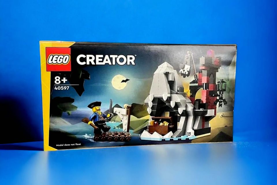 Front box of 4059 LEGO Creator Scar Pirate Island photographed by Bricking747