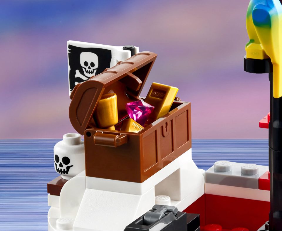 Treasure chest and booty included in 40710 LEGOLAND Pirate Splash Battle