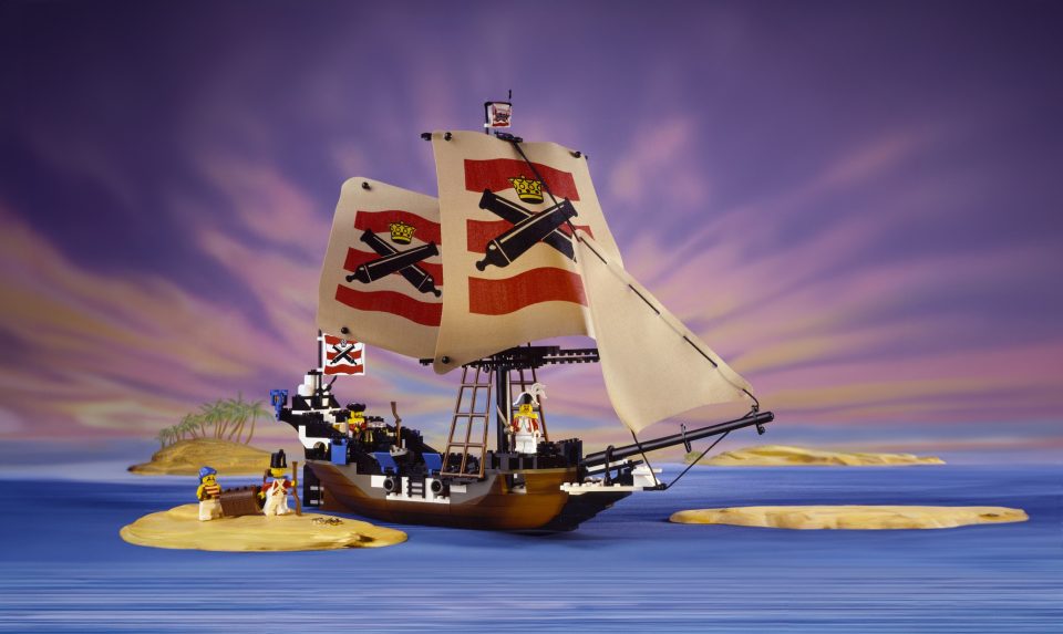 Click here to enlarge image Extended box art imagery for 6271 Imperial Flagship