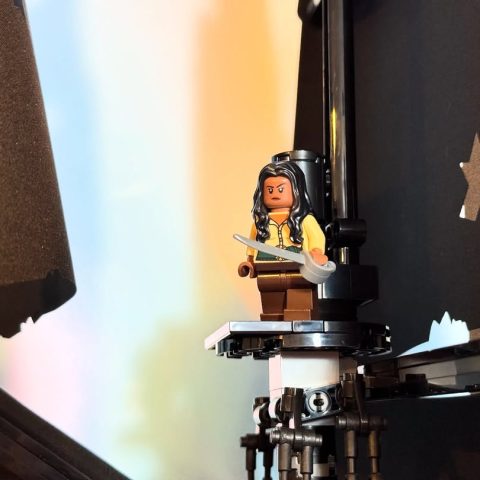 Mamarie minifig in crow’s nest of LEGO Icons 10365 Captain Jack Sparrow’s Pirate Ship