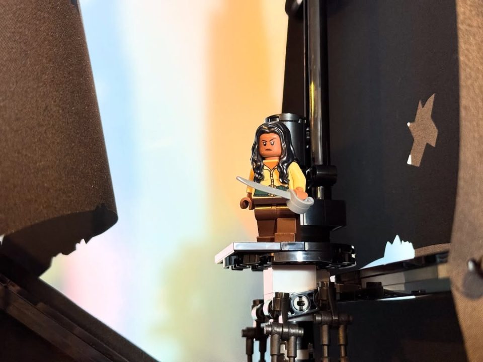 Mamarie minifig in crow's nest of LEGO Icons 10365 Captain Jack Sparrow's Pirate Ship