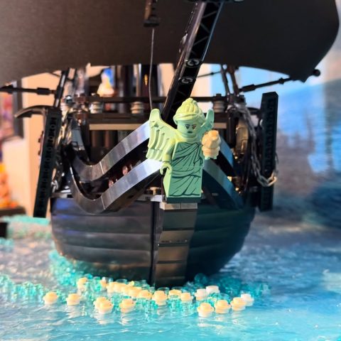 Figurehead of  LEGO Icons 10365 Captain Jack Sparrow’s Pirate Ship
