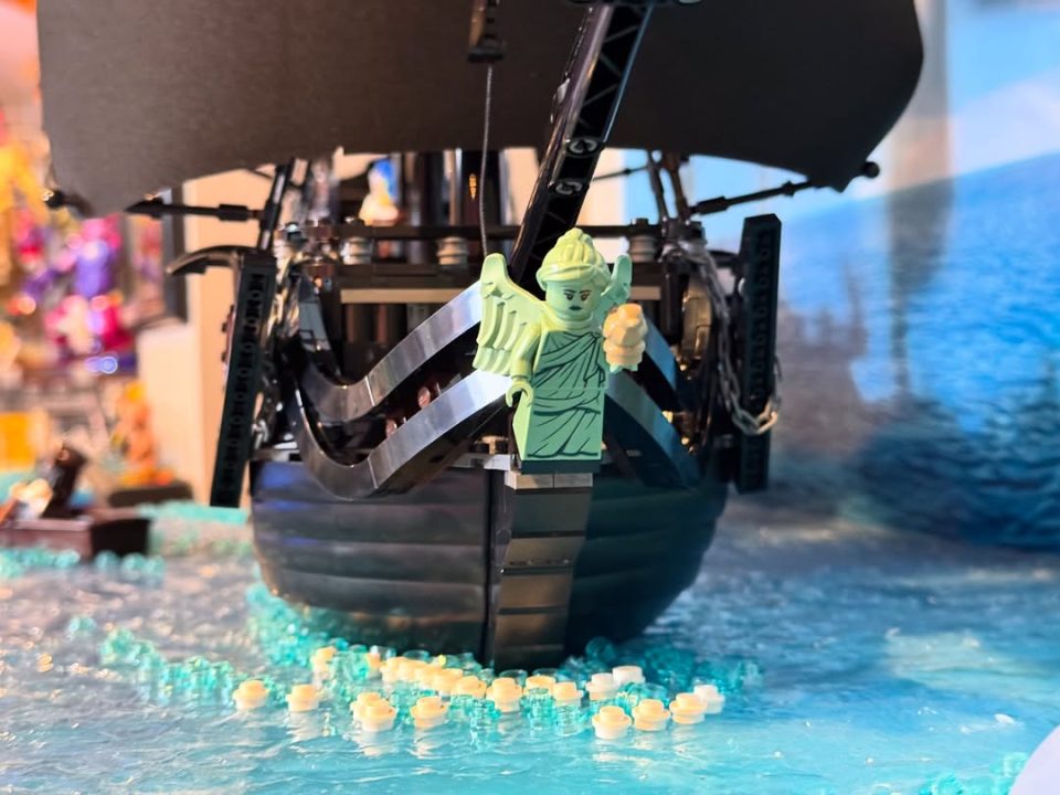 Figurehead of LEGO Icons 10365 Captain Jack Sparrow's Pirate Ship