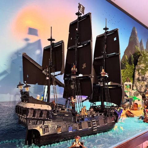 Starboard broadside of LEGO Icons 10365 Captain Jack Sparrow’s Pirate Ship
