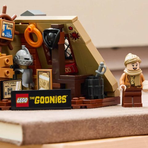 Irving and Irene Walsh minifigures from 40773 The Walshes’ Attic Gift With Purchase