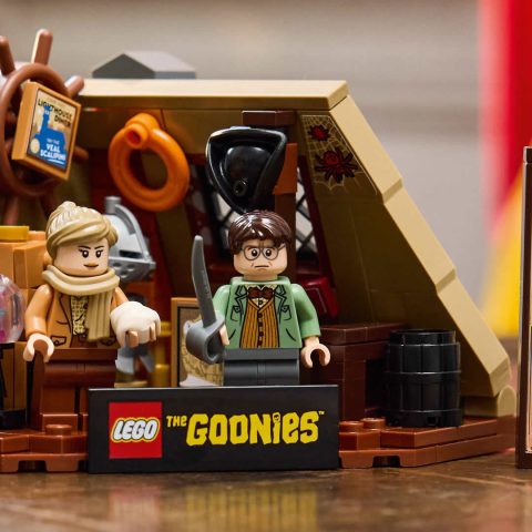 Irving + Irene Minifigures + Painting – 40773 The Walshes Attic – LEGO Ideas – Gift With Purchase