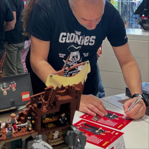 DelusionBrick signing autographs