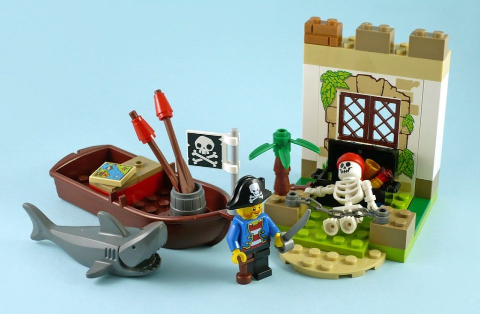 10679 Pirate Treasure Hunt photographed by Nori