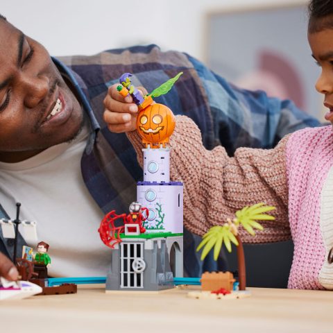 Father an daughter building 10790 Team Spidey at Green Goblins Lighthouse