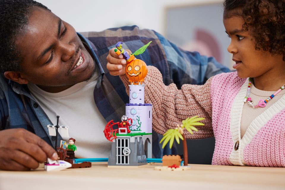 Father an daughter building 10790 Team Spidey at Green Goblins Lighthouse