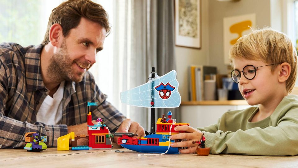 Father and son playing with 11208 Team Spidey Pirate