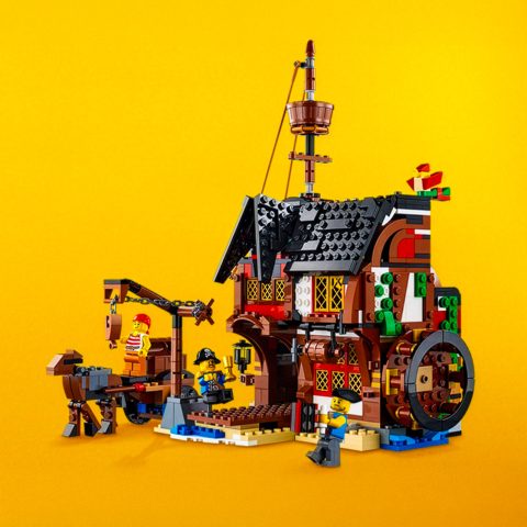 Inn build from 31109 Creator 3-in-1 Pirate Ship