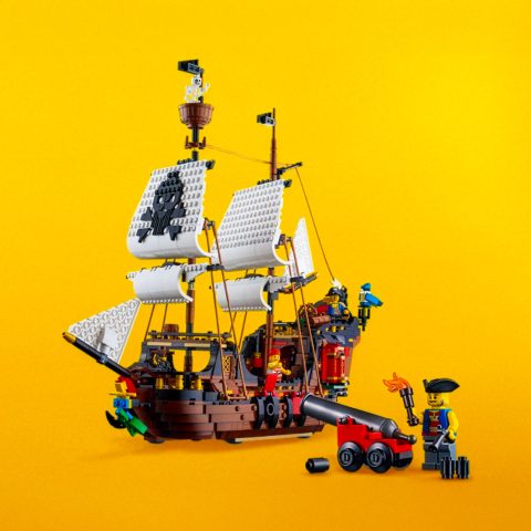 Ship build from 31109 Creator 3-in-1 Pirate Ship