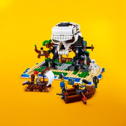 Skull Island build from 31109 Creator 3-in-1 Pirate Ship