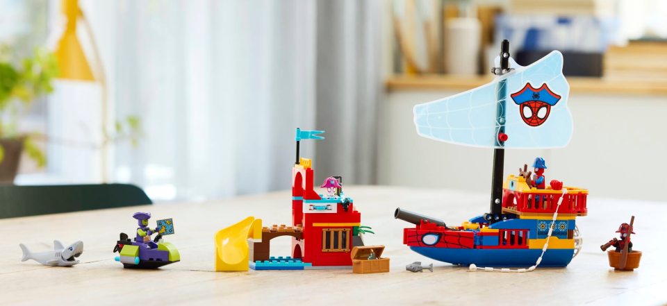 11208 Team Spidey Pirate spread out on a table