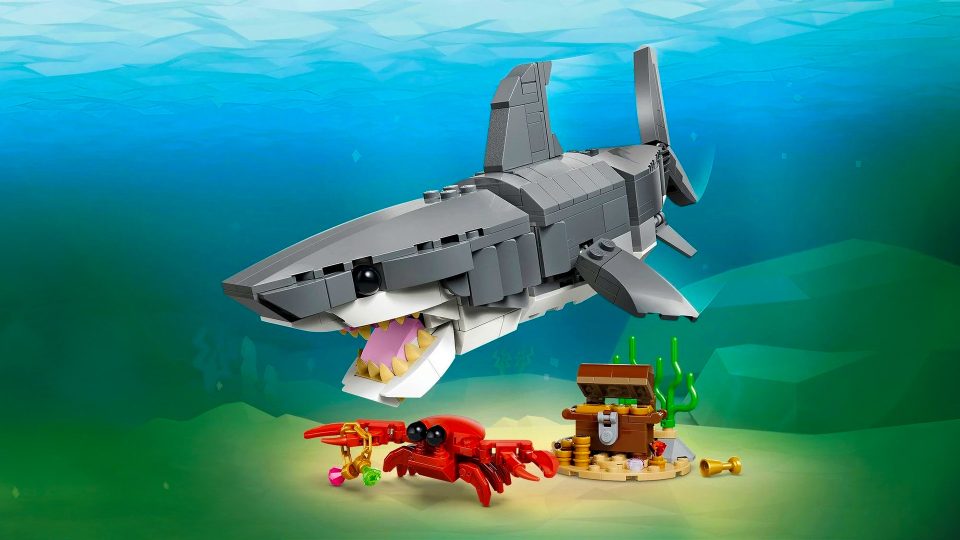 31381 Fierce Shark with a Treasure Chest