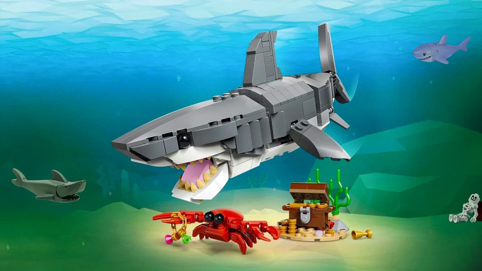 31381 Fierce Shark with a Treasure Chest