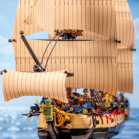 910059 Privateer Frigate Fortuna with fabric sails presented by Brickin’ Awesome Movies