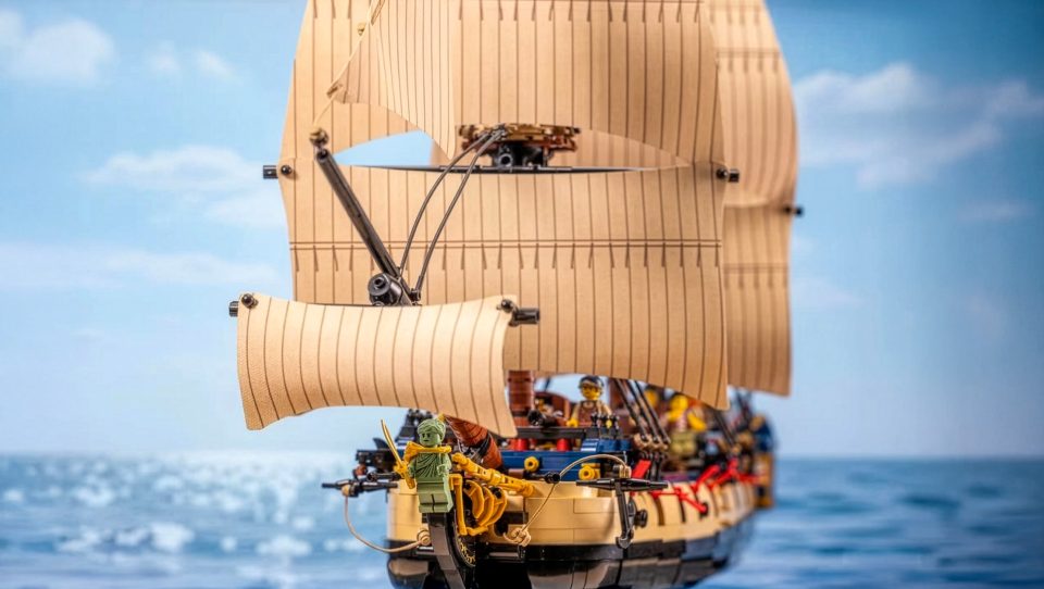 910059 Privateer Frigate Fortuna with fabric sails presented by Brickin' Awesome Movies
