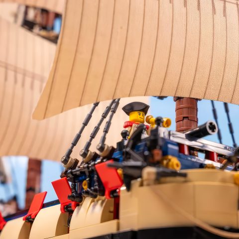 910059 Privateer Frigate Fortuna with fabric sails presented by Brickin’ Awesome Movies