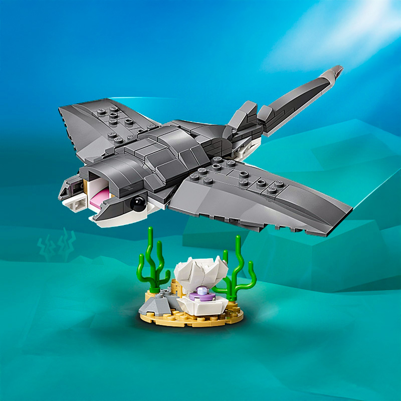 Mantra Ray build from LEGO Creator 31381 Fierce Shark with a Treasure Chest