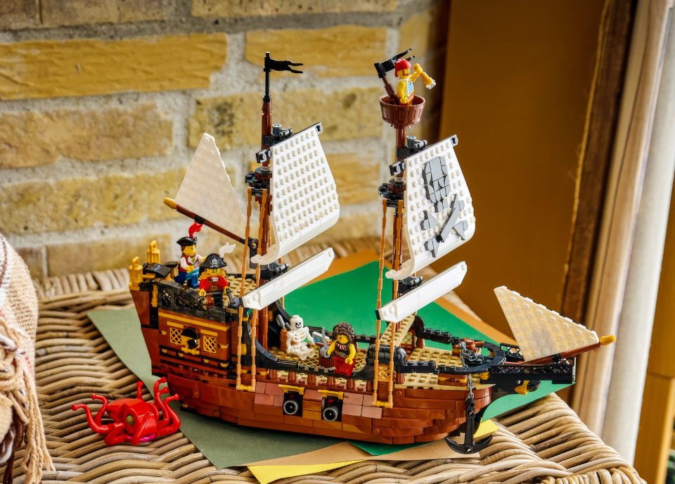 31387 Iconic Pirate Ship lifestyle set
