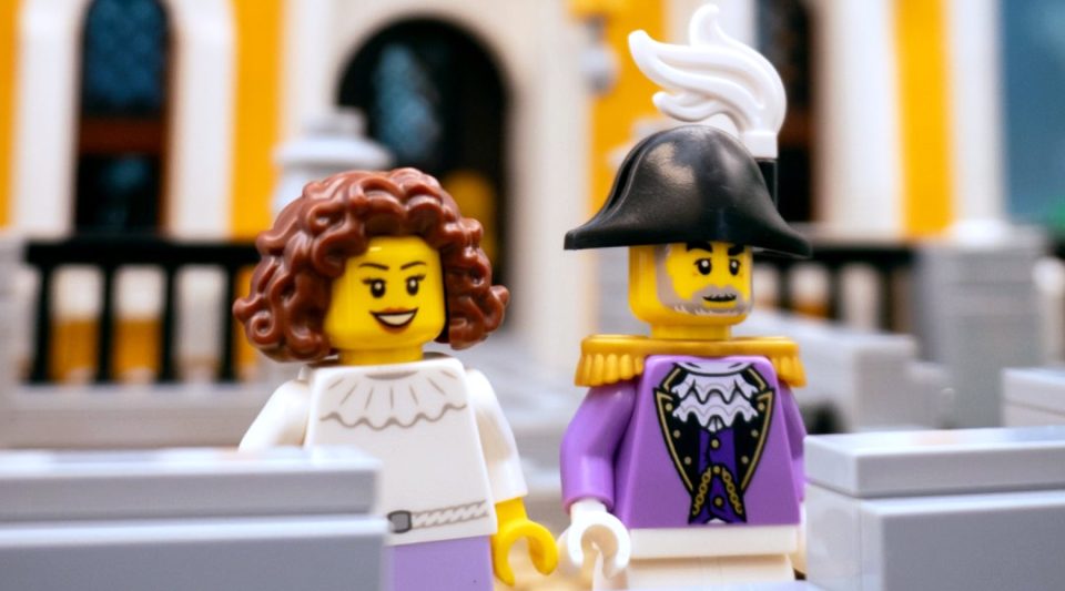 Commodore and wife minifigures included with Coconut Cape