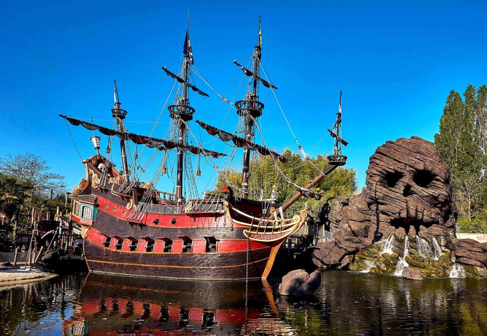 Click here to enlarge image Jolly Roger ship at Adventureland, Disneyland Park, Paris