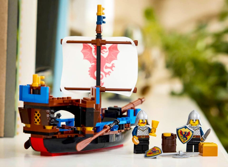 Click here to enlarge image 40912 Sea Serpent and Black Knight Minifigures